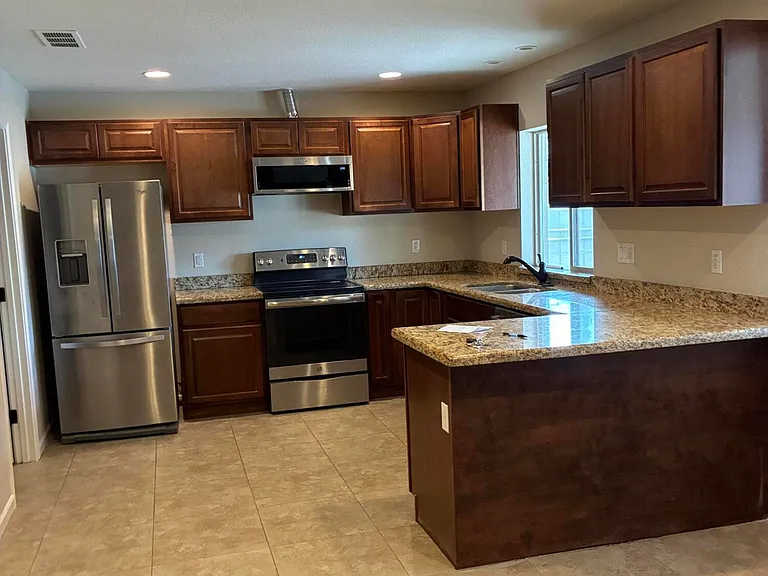 2058 E Fremont Dr — Photo 5