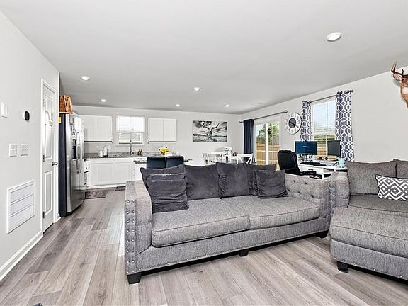 3rd image of 377 Cartecay Dr