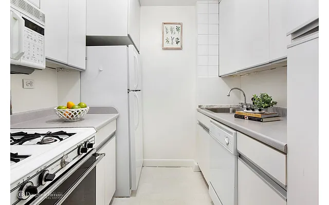 Sold by Douglas Elliman | media 22