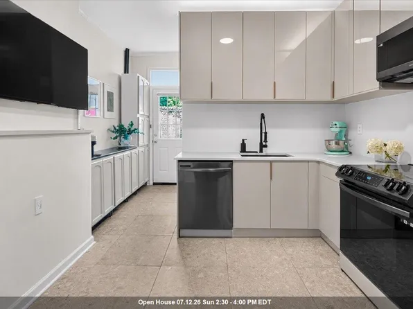 609 New York Avenue image 1 of 17