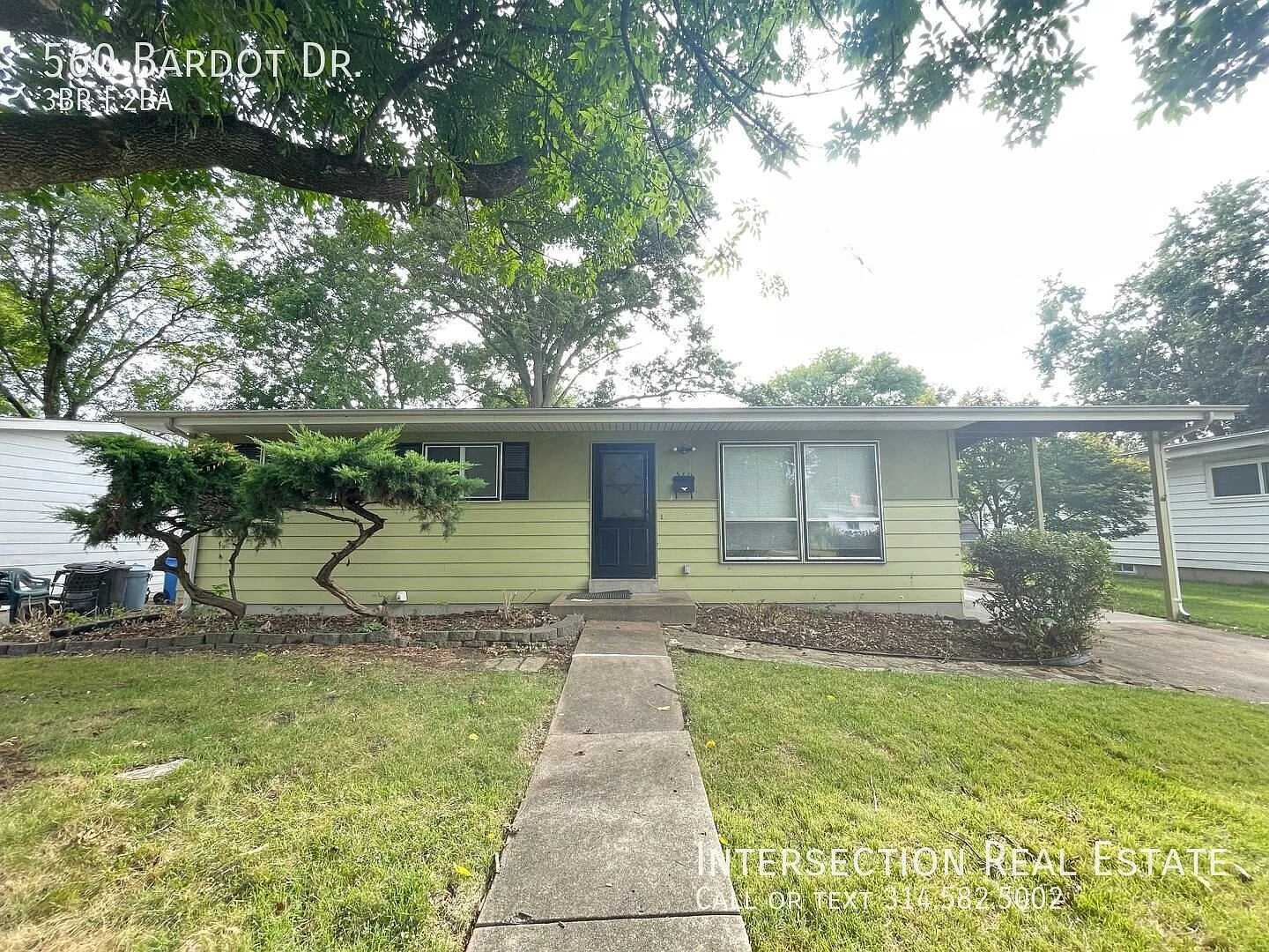 Beautifully Renovated 3Bed/2Bath with Fenced Yard and Covered Parking in Florissant, MO — Photo 2