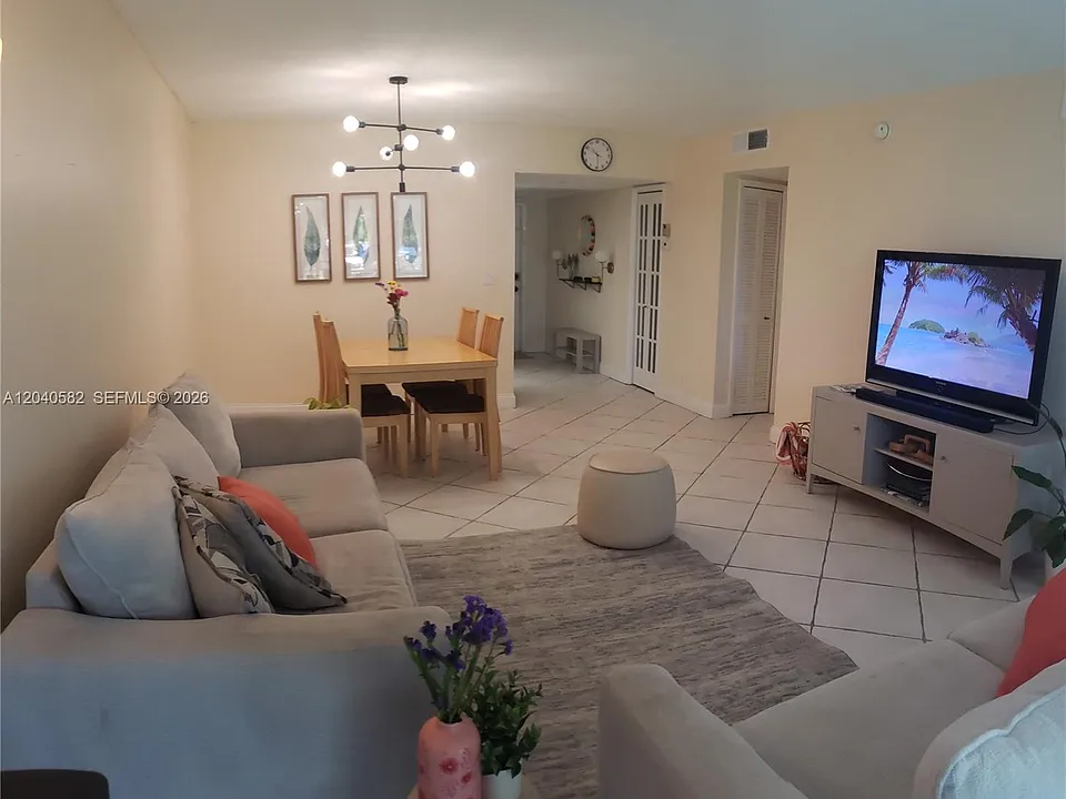 550 Oaks Ln #202