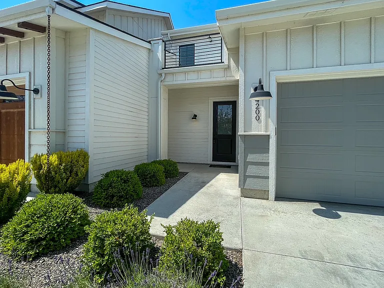 4200 W Lovegood Ln — Photo 2