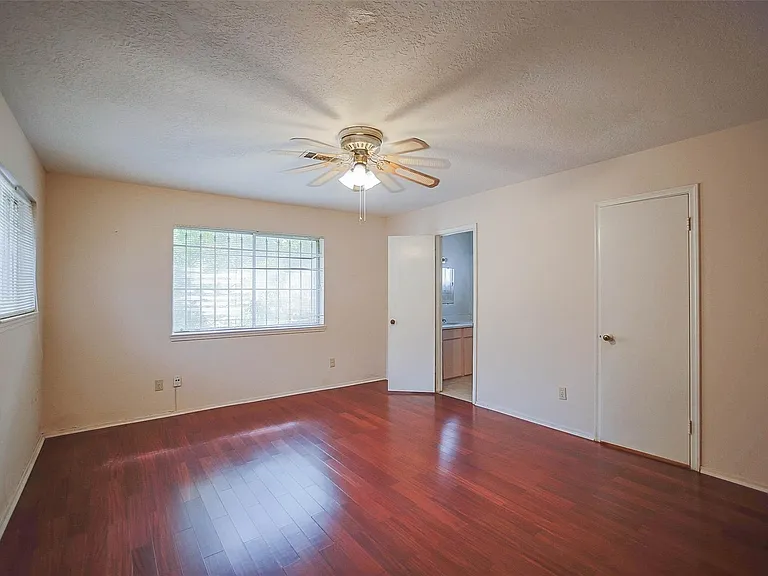 7010 Captain Dr — Photo 17