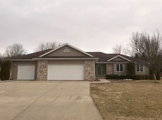 956 Valley Rd, Poynette, WI 53955