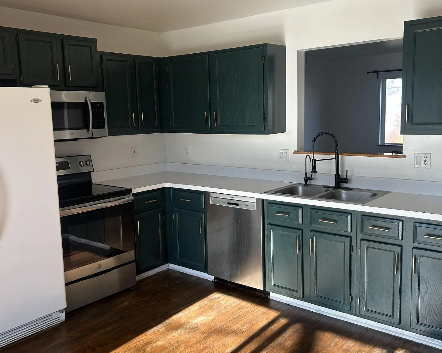 3 bed, 1.5 bath, 1212 sqft, $2,300 — Photo 2