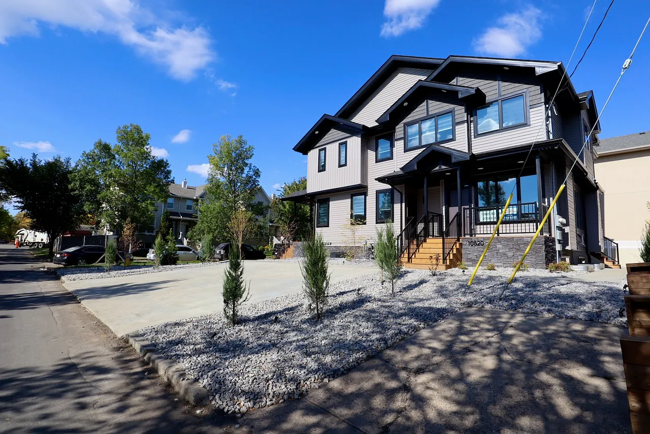 4 Bed 3.5 Bath Townhouse in Garneau Perfect for Students! — Photo 1