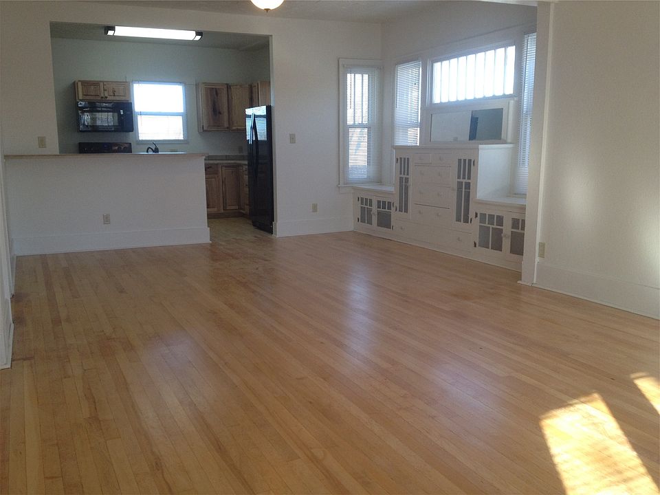 Living / Dining - 9' Ceilings