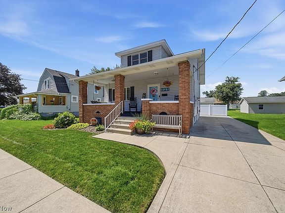 3rd image of 725 Bernard St SW
