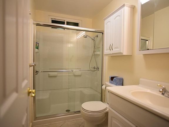 5th image of 135 Robin Hill Dr