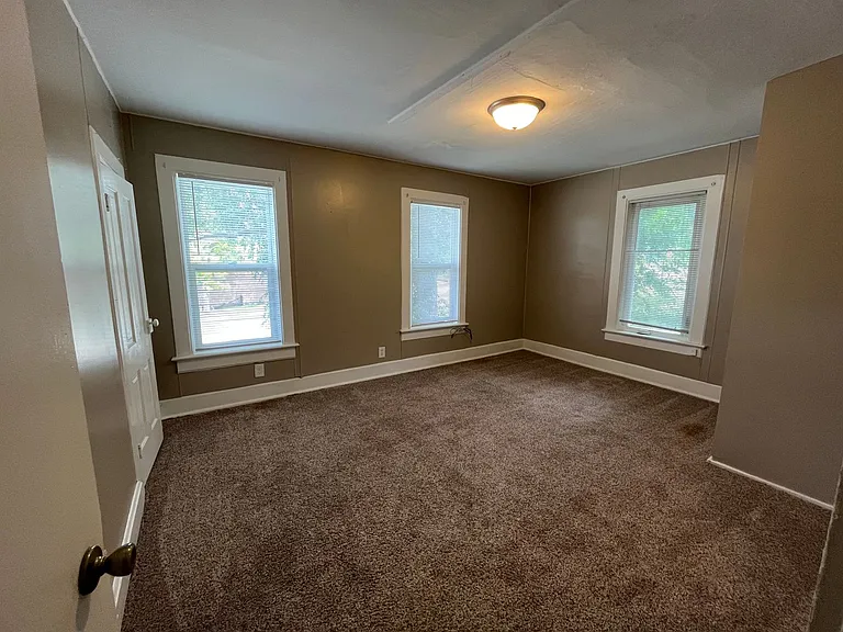 319 E Main St — Photo 3