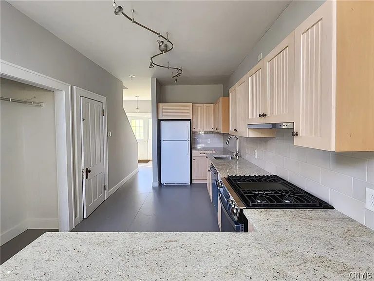 15 Etna Rd — Photo 3
