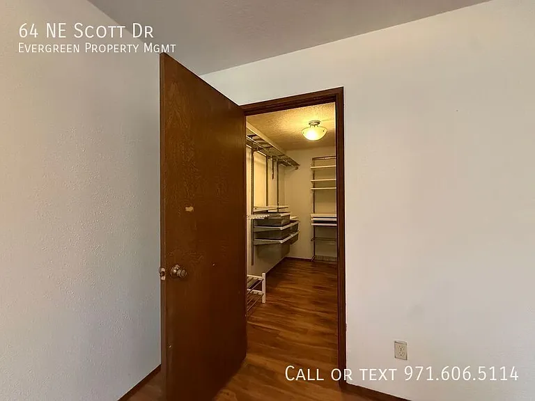64 NE Scott Dr — Photo 32
