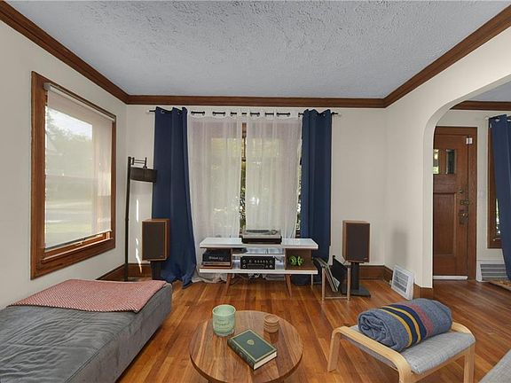 4th image of 1583 Lewis Dr