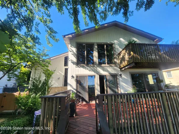 16 Manor Ct, Staten Island, NY 10306