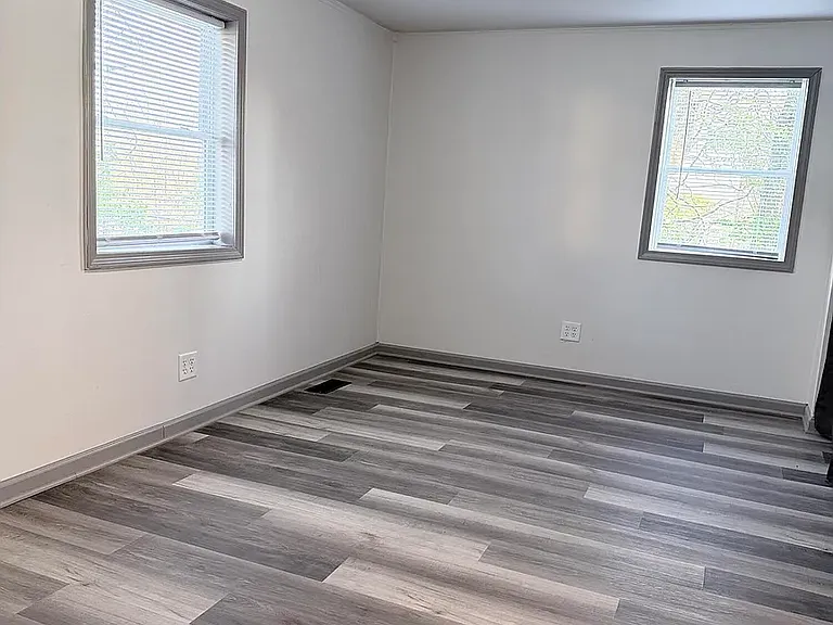 560 S Campbell St — Photo 12