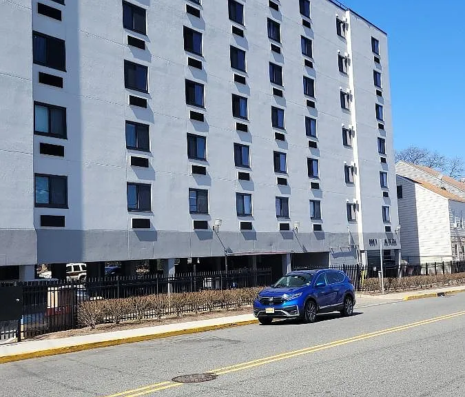 Hospital Plaza — Photo 15