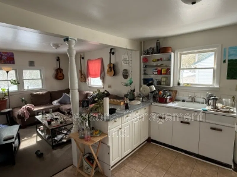 4 bed, 1.0 bath, 1000 sqft, $3,000 — Photo 3
