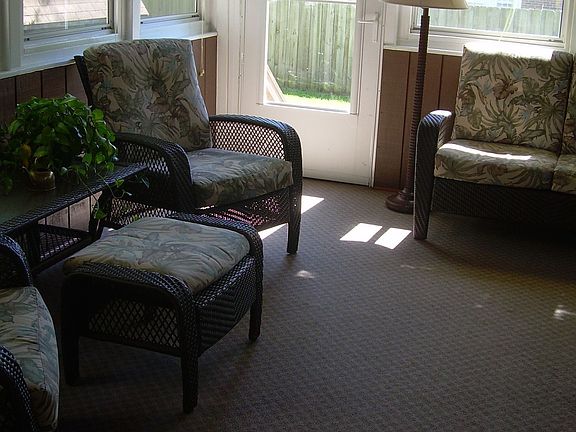 room for table/chairs & extra seating