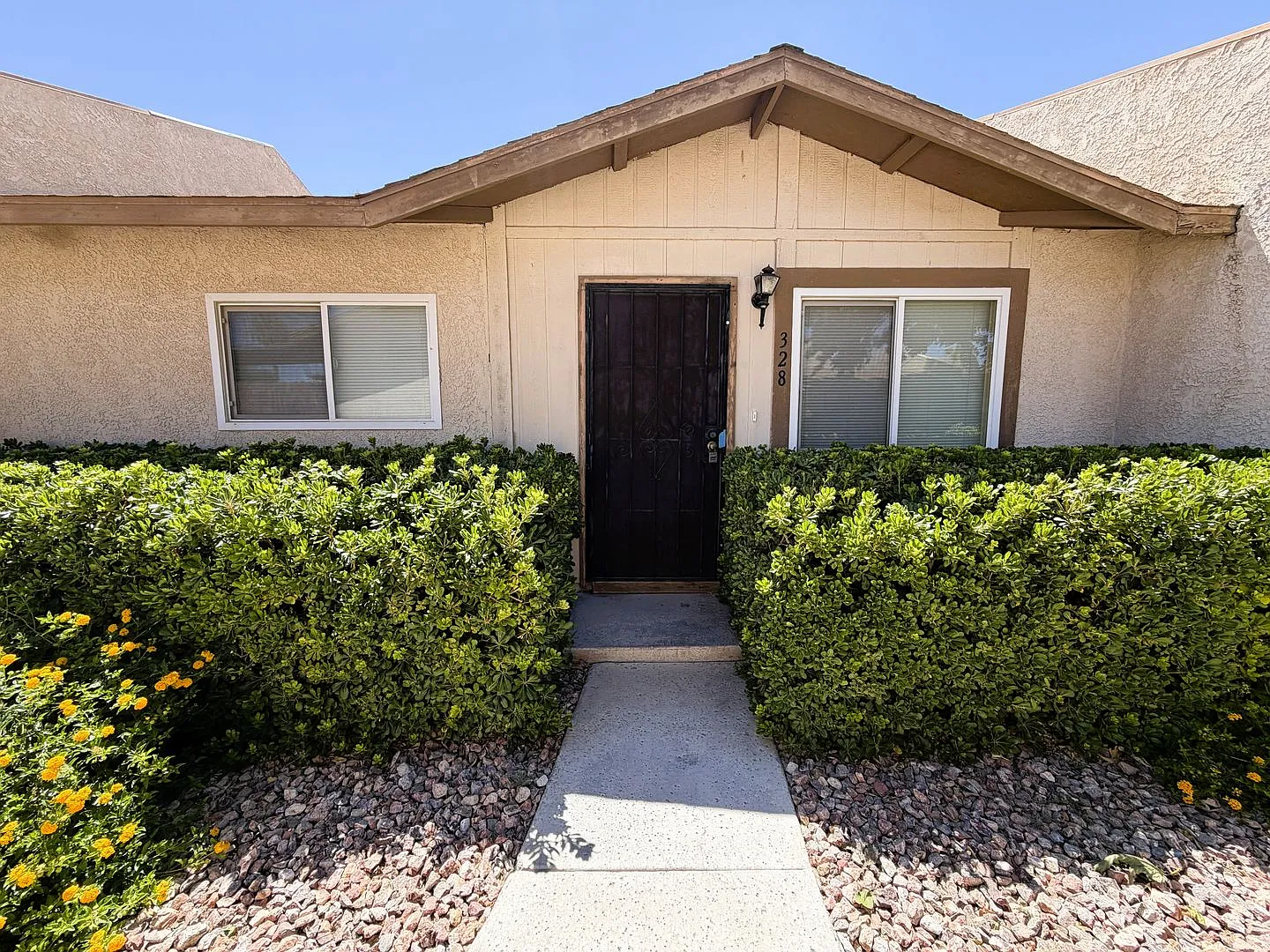 Beautifully Renovated Townhome with Private Yard & Modern Finishes — Photo 2