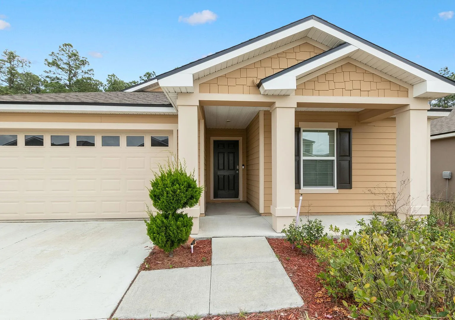 4 Bedroom Close to shopping and schools — Photo 1