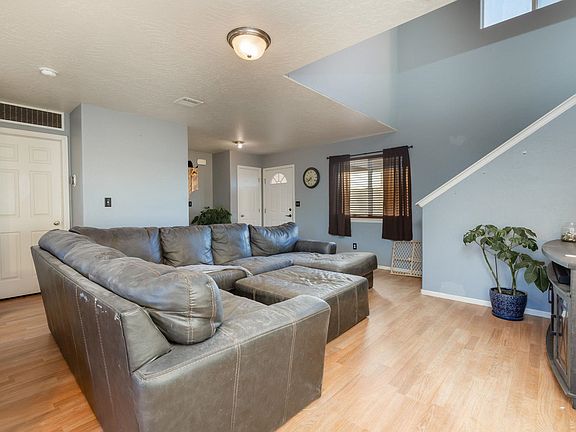 3rd image of 528 Autumn Breeze Dr