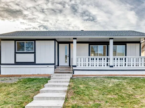911 E Penmeadows Rd SE, Calgary, AB T2A 3R1