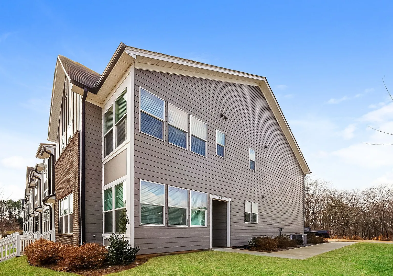 3-Bedroom, 2.5 Bath End Unit Townhome for Rent in Mooresville, NC | Attached Garage & Modern Kitchen — Photo 1