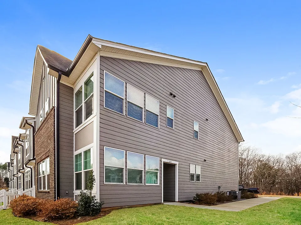 143 Carriage Club Dr #104