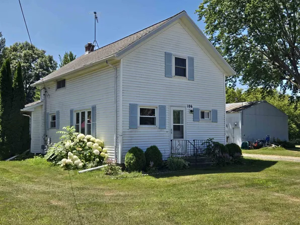 106 Hein St, Friesland, WI 53935