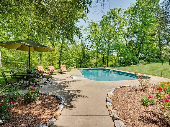 4th image of 295 Southwood Dr