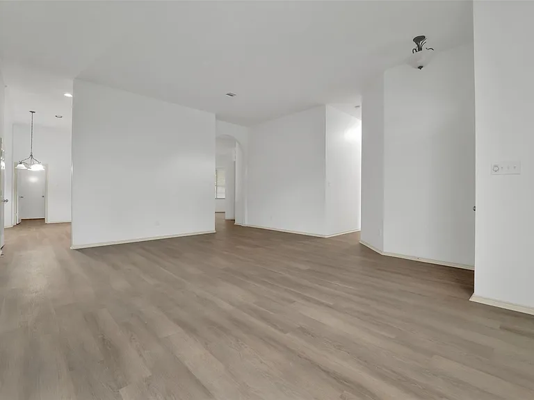 5106 Petersburg Dr — Photo 3