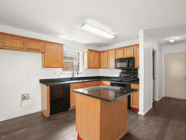 12945 White House St — Photo 11