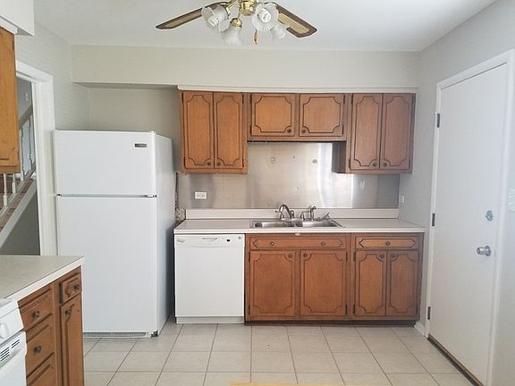3rd image of 690 Armitage Ave