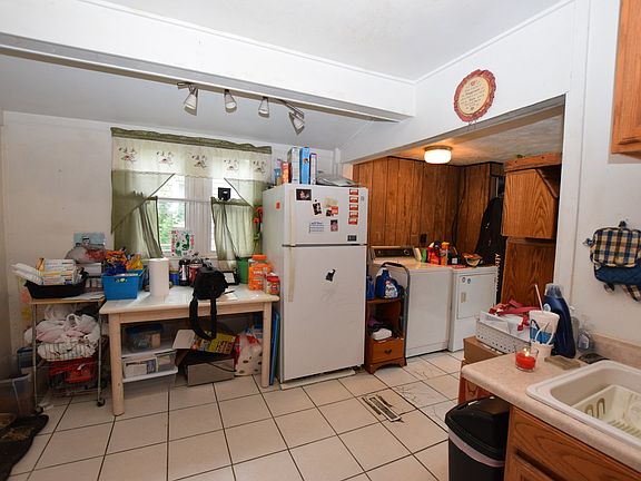 2nd image of 403 E Greenview Ave