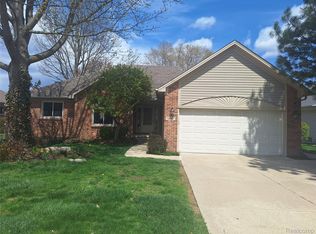 19167 Sandpiper Dr, Macomb, MI 48044