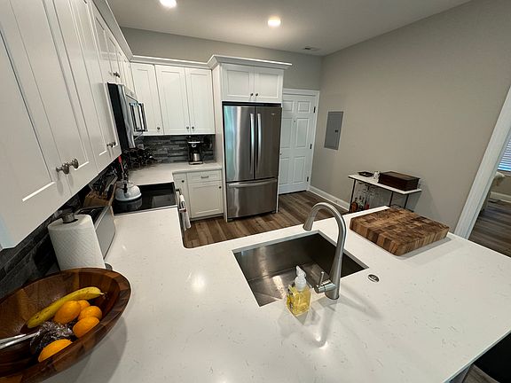 4th image of 301 Edgeboro Dr APT 5
