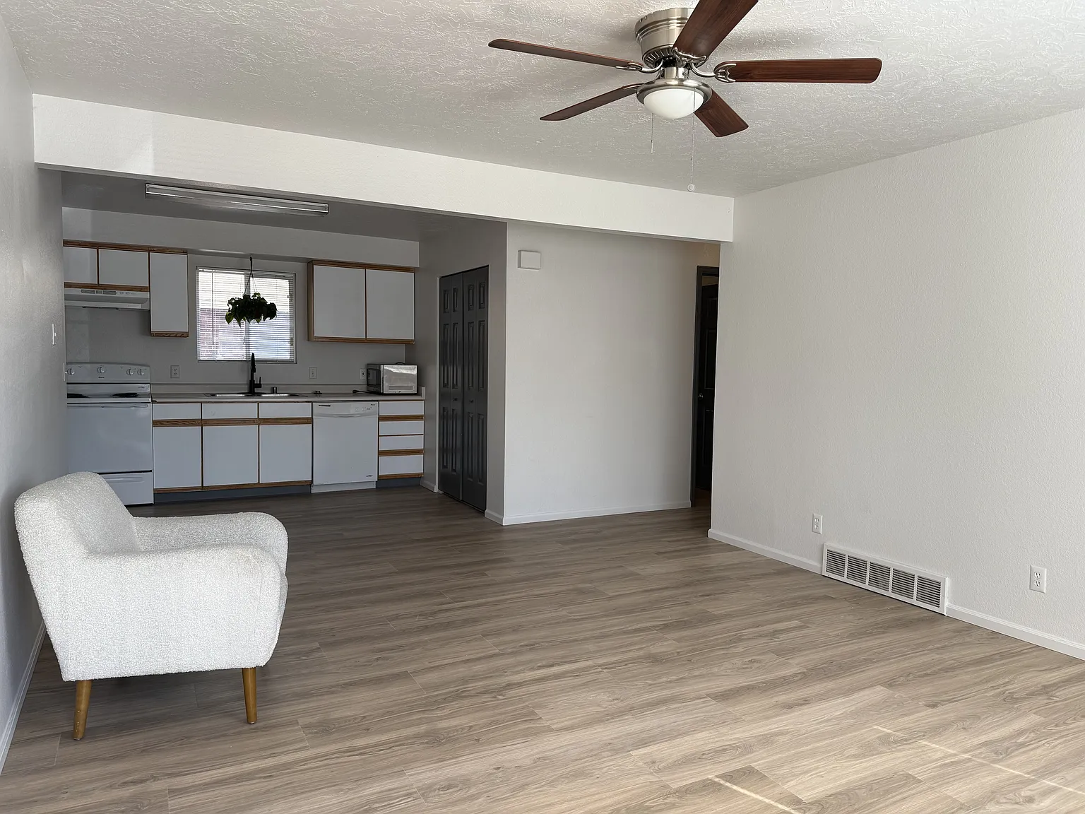 Pearl Suites 2004 - 1B — Photo 1
