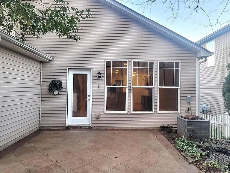 15743 Seafield Ln — Photo 10