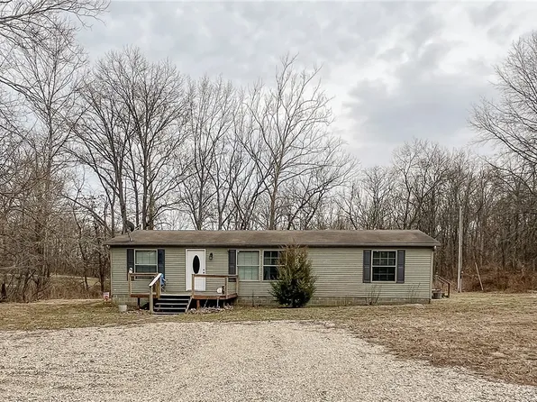 14067 E 250th Ave, Flat Rock, IL 62427