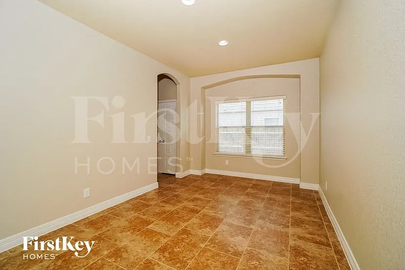 4 bed, 2.0 bath, 2147 sqft, $2,225 — Photo 3