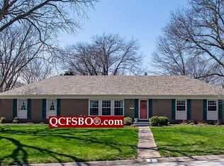 2 Oakbrook Dr, Bettendorf, IA 52722