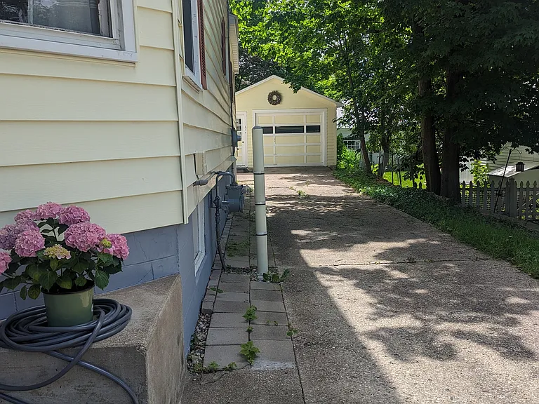 434 E Chapin St — Photo 3