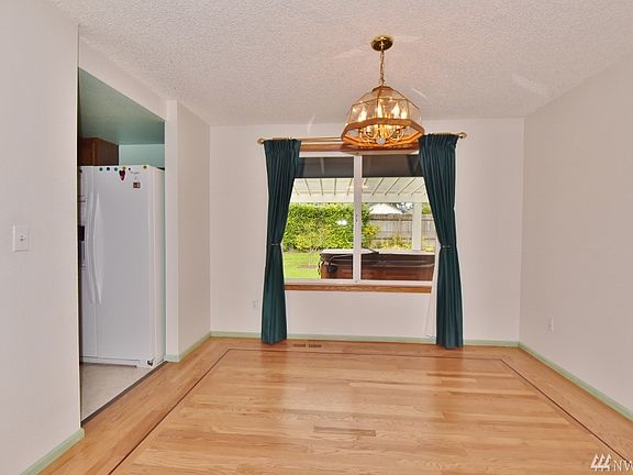 5th image of 390 NE Silver Pine Dr