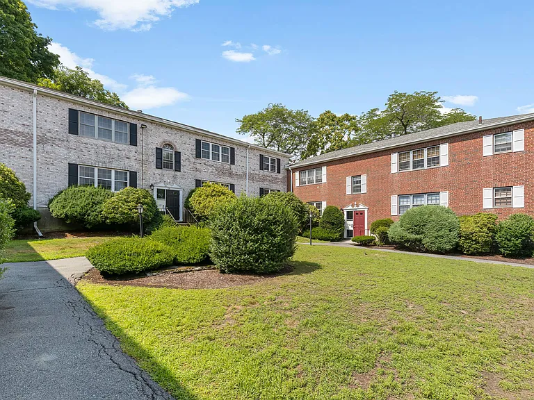 124 Lake Shore Rd #2A — Photo 1