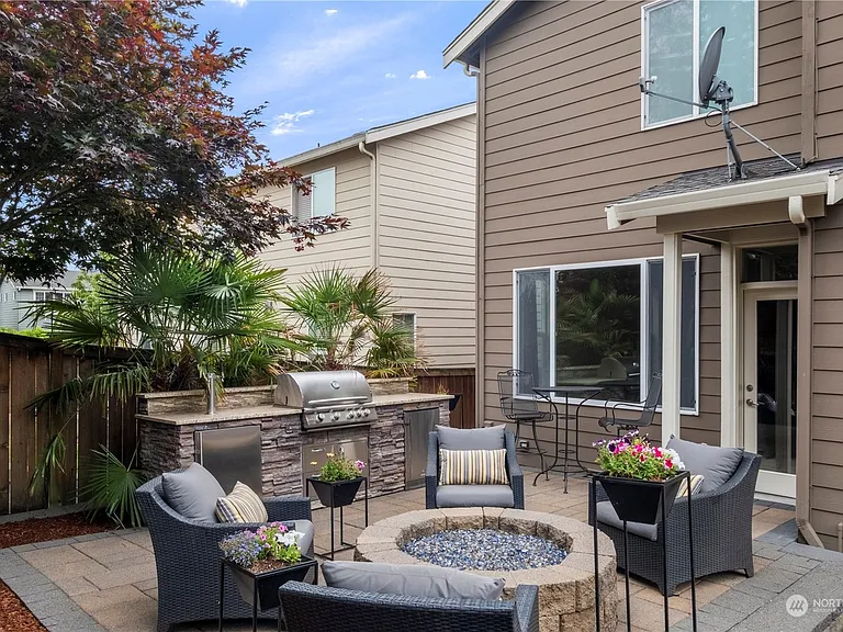 574 Lyons Pl NE — Photo 20