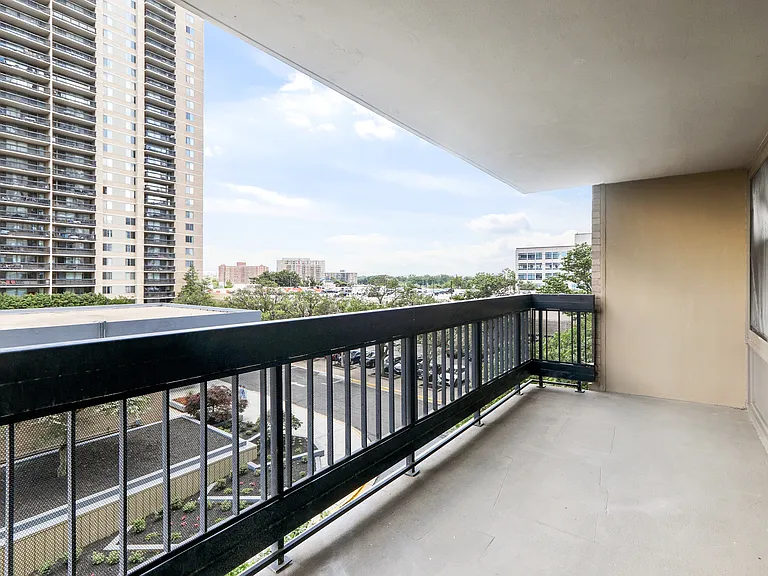 Skyline Towers — Photo 9
