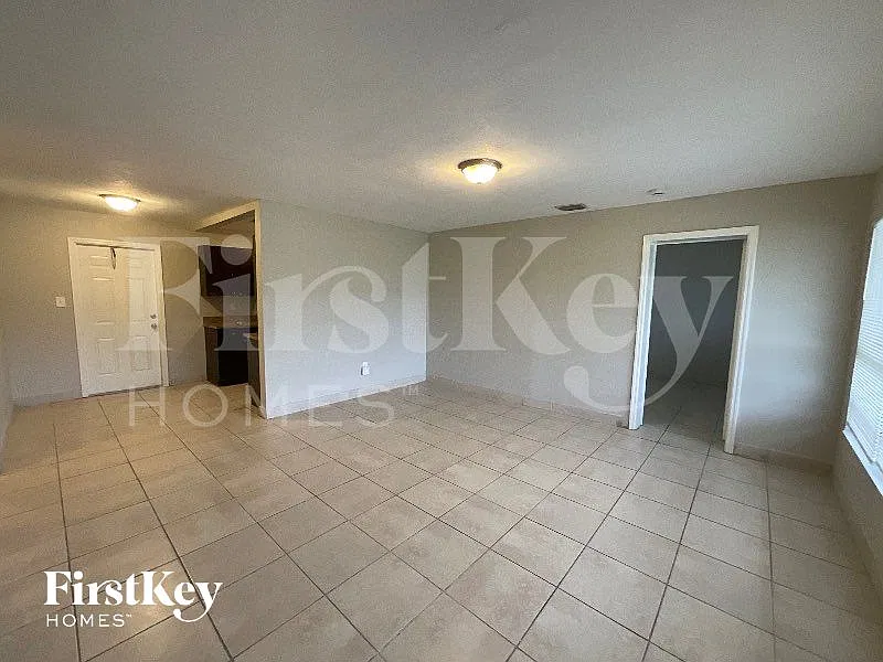 4 bed, 2.0 bath, 1300 sqft, $3,195 — Photo 4