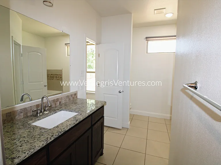 209 E Barron Ave — Photo 5