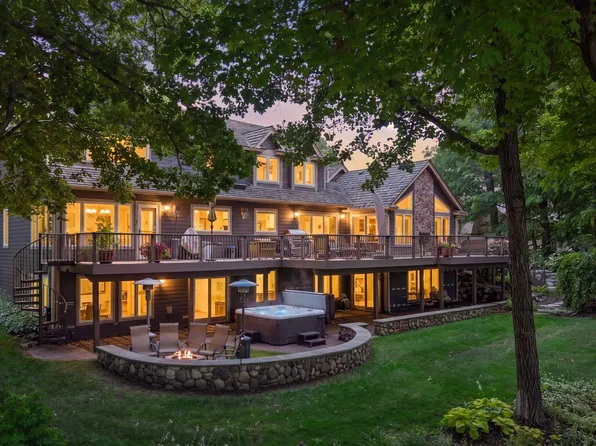 2890 Autumn Woods Dr, Chaska, MN 55318